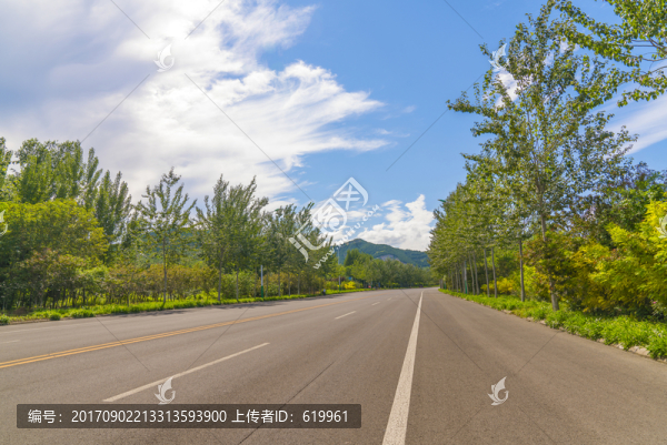公路藍天白云