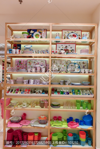 兒童用品店陳列架