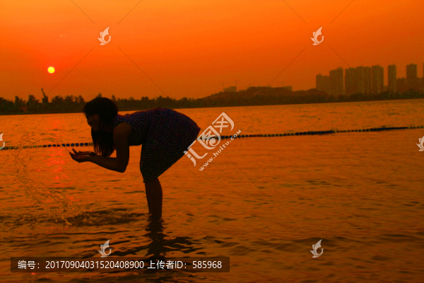 美女夕陽(yáng)剪影