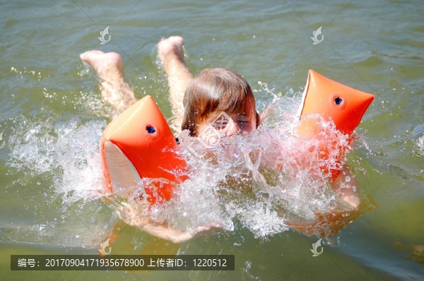 在水中濺水