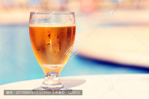 桌上的啤酒杯