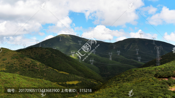 大山里的高壓鐵塔