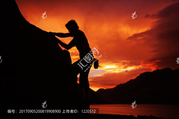 在日落中攀登
