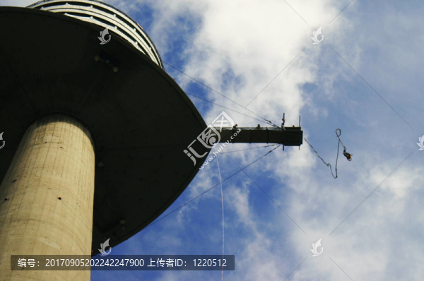 我從多瑙河塔跳下