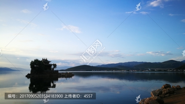 藍天白云湖泊