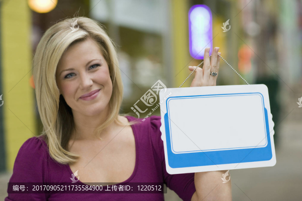 女人笑了