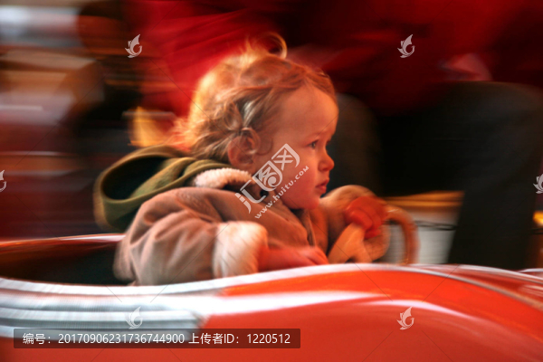 在旋轉(zhuǎn)木馬上