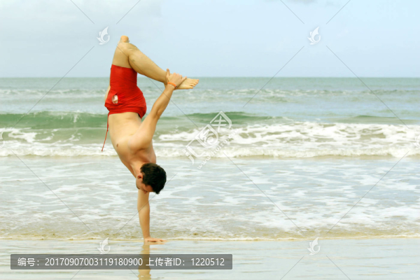 在沙灘上倒立
