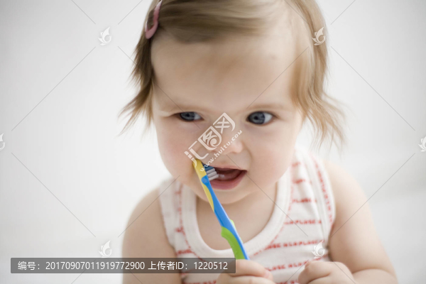 莉莉刷牙