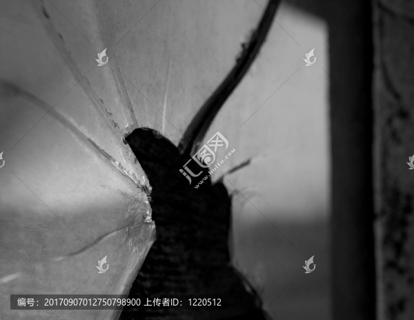 破碎的窗戶