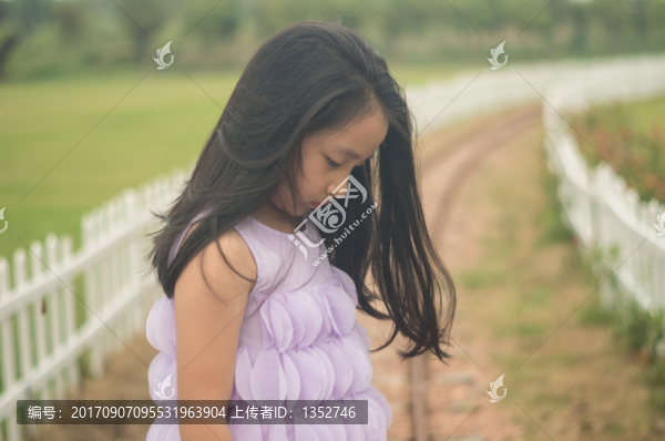 站在鐵軌的女孩