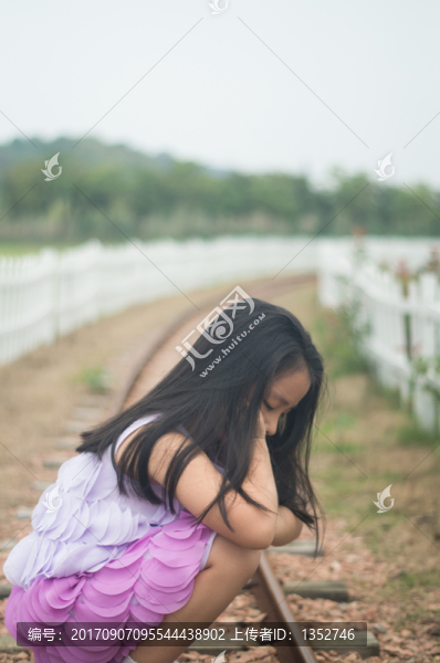 站在鐵軌的女孩