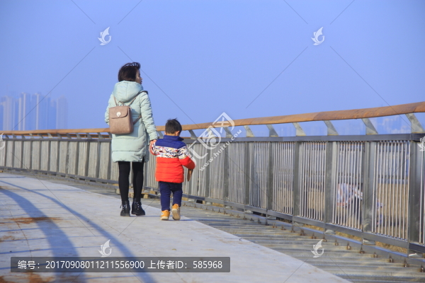 母親陪兒子散步