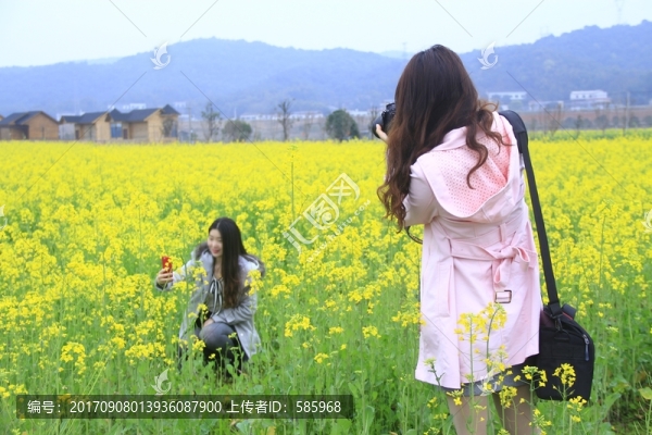 油菜花海中拍人像