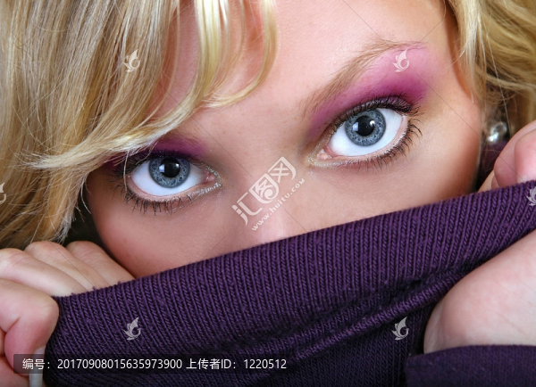 年輕女子的棕褐色眼睛