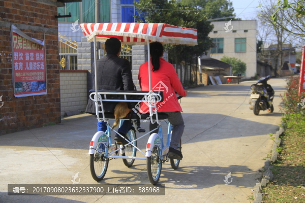 騎雙人自行車