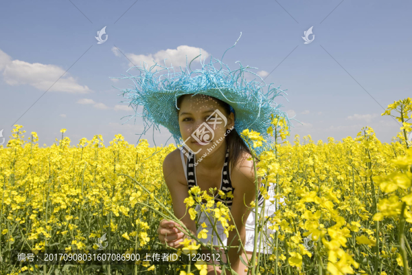 油菜地里的青少年