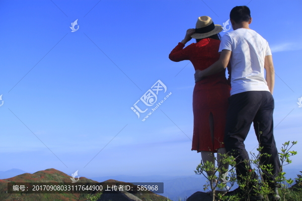 在山頂摟腰