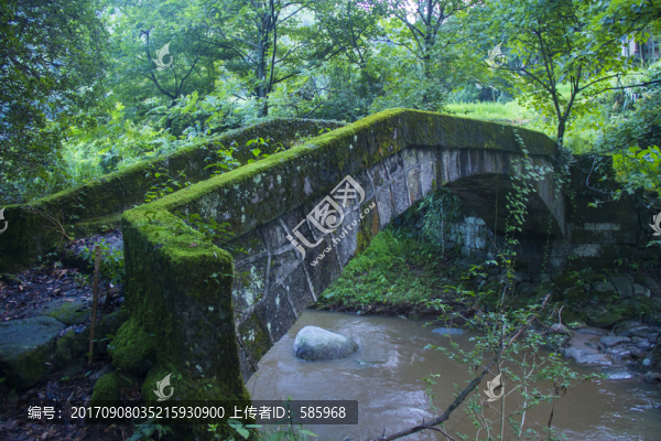 長滿青苔的古石板橋