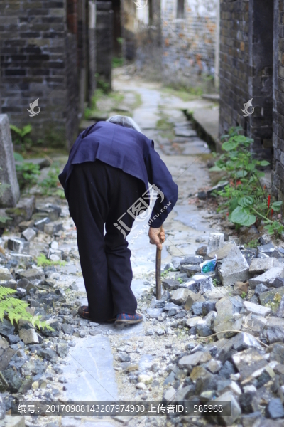 年過90拄拐杖背駝駝背的老奶奶