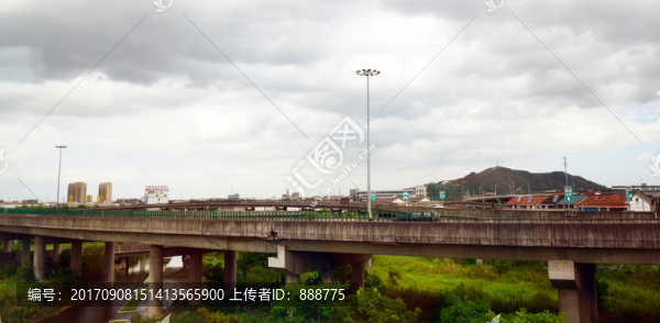 陰暗天空下的橋梁建筑