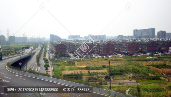 城市中的社區(qū)建筑和立交橋