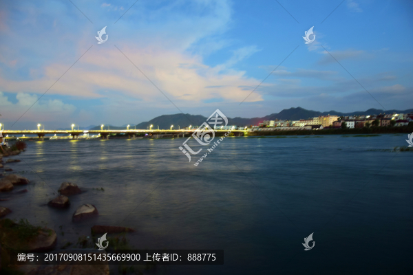大河上的橋梁遠景