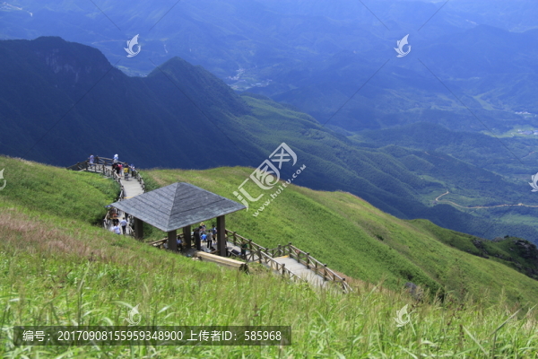 武功山山頂俯視山下