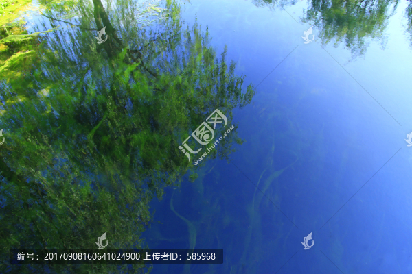 再生水清澈見(jiàn)底的水面