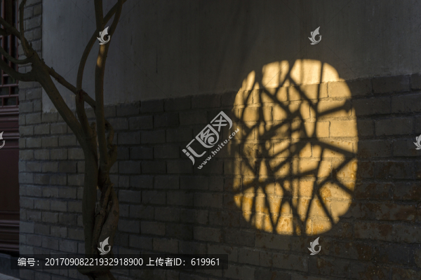 墻上窗影