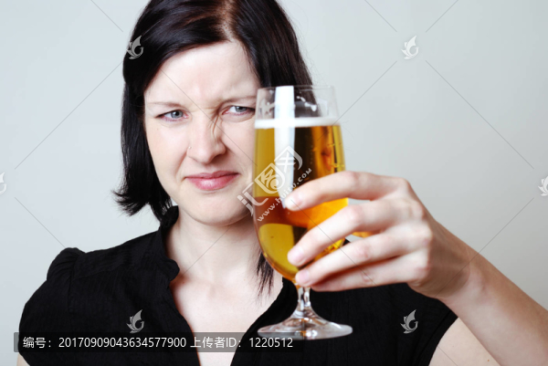 女人和啤酒