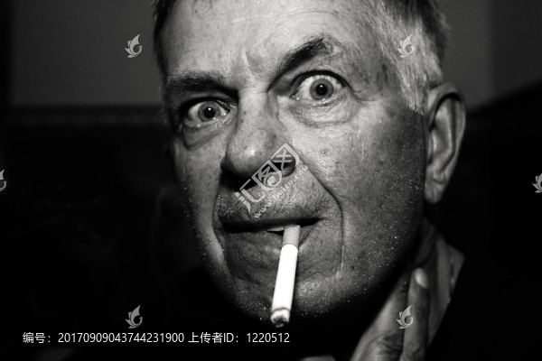 男人與香煙
