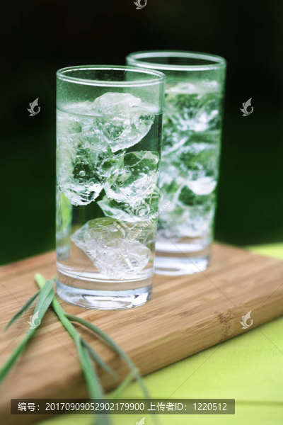 礦泉水配冰塊