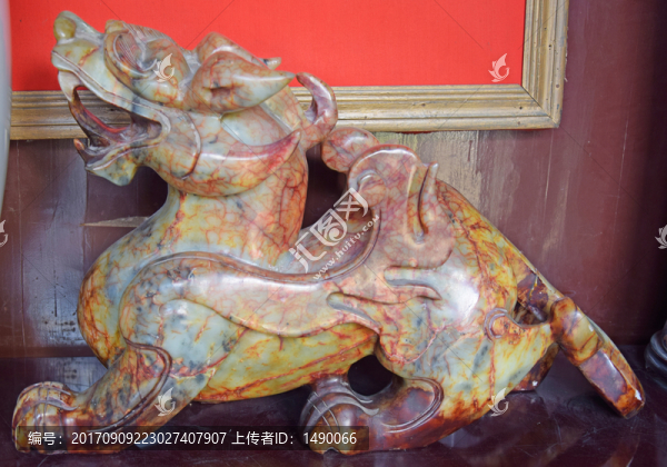玉石麒麟雕塑臺擺