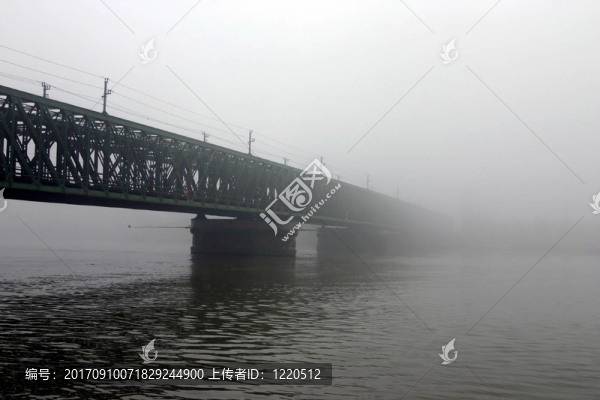 消失在霧中的橋