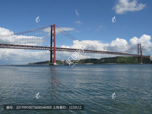 在塔霍河大橋4月25日，里斯本