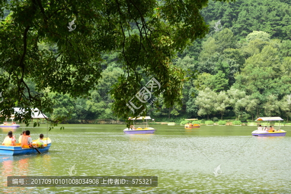黔靈山公園,湖面游船