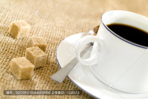 咖啡杯歪斜