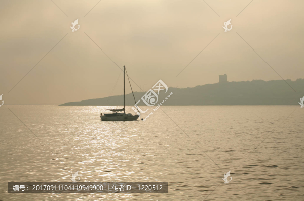 帆船在海灣對抗光