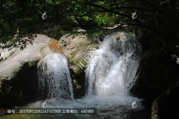 山泉瀑布