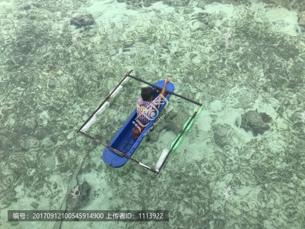 捕魚(yú)小孩