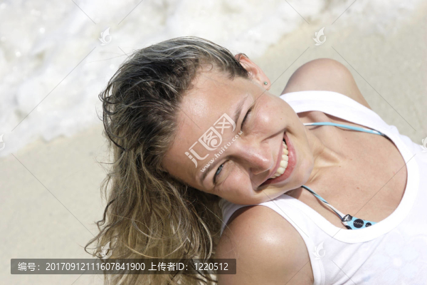女人笑了