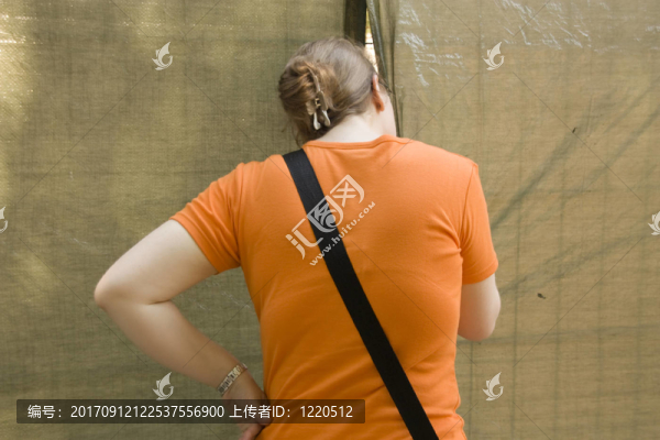 穿過(guò)建筑屏障的女人