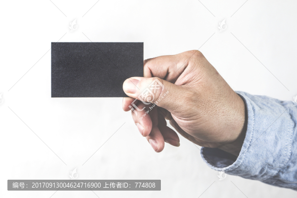 手拿空白名片