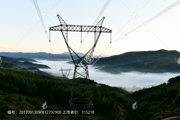 高壓鐵塔,山谷云霧