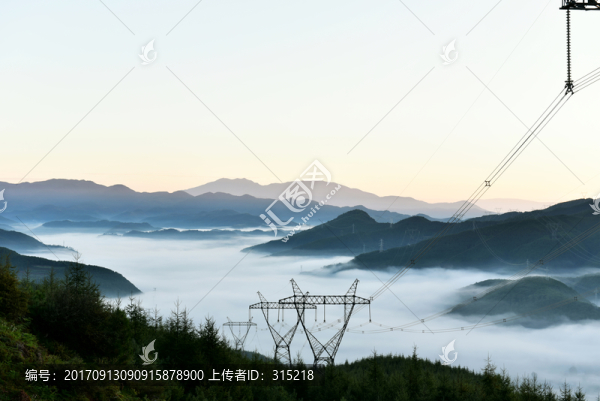 西部山谷云霧