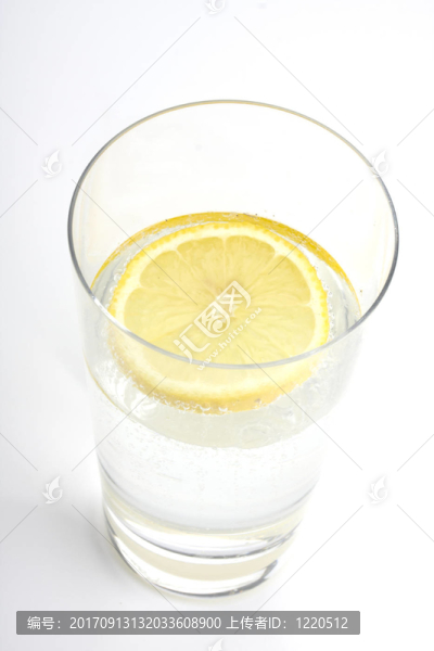 加檸檬的礦泉水