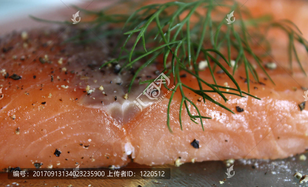新鮮鮭魚和香料