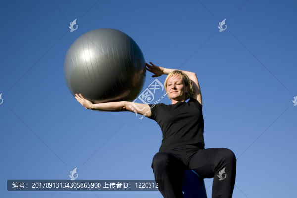 女子用球做運動