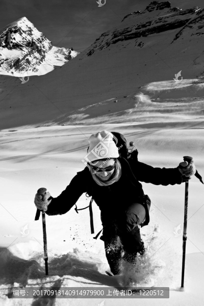 登山者在雪中